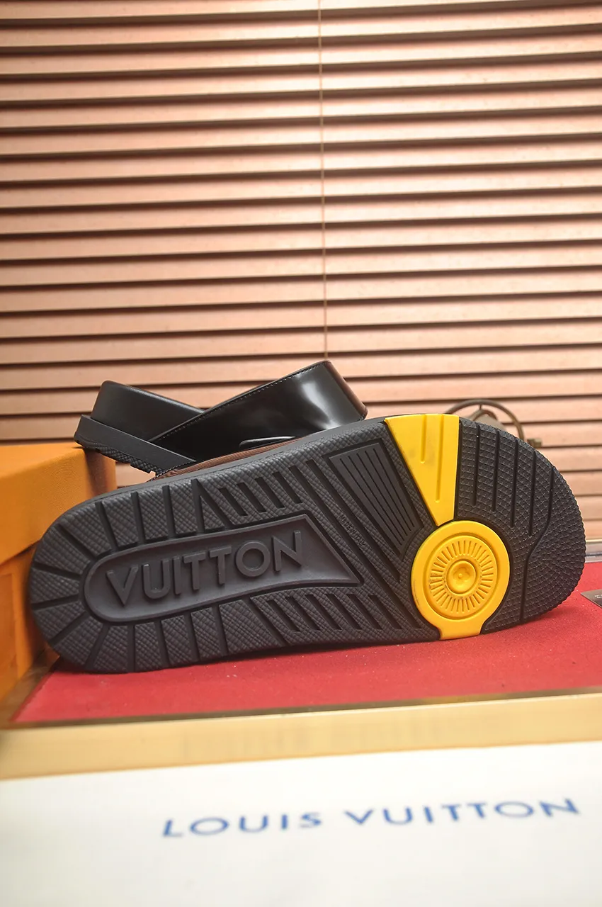 Men's shoes 💰400💶 [Louis Vuitton LV slippers] (high-end cowhide) counter 1:1 fashion style, a must-have for summer! The designer used LV’s iconic outsole. The original simple slippers instantly become fashionable! The upper is made of flexible special cowhide leather straps alternately, and the workmanship is exquisite! A must-have for stylish men in summer, size 38-45 (45 customized)